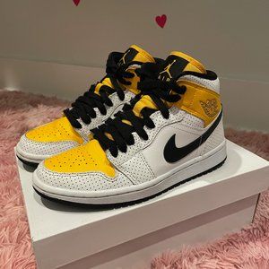 WMNS AIR JORDAN 1 MID (Size 6)